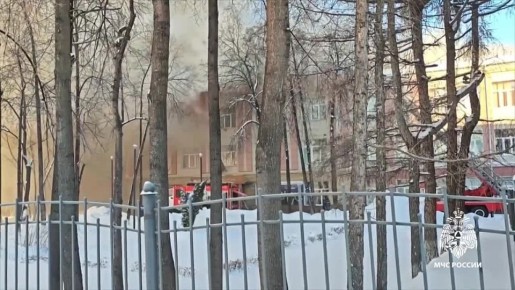 Из загоревшегося новосибирского педагогического колледжа эвакуировали 670 учащихся