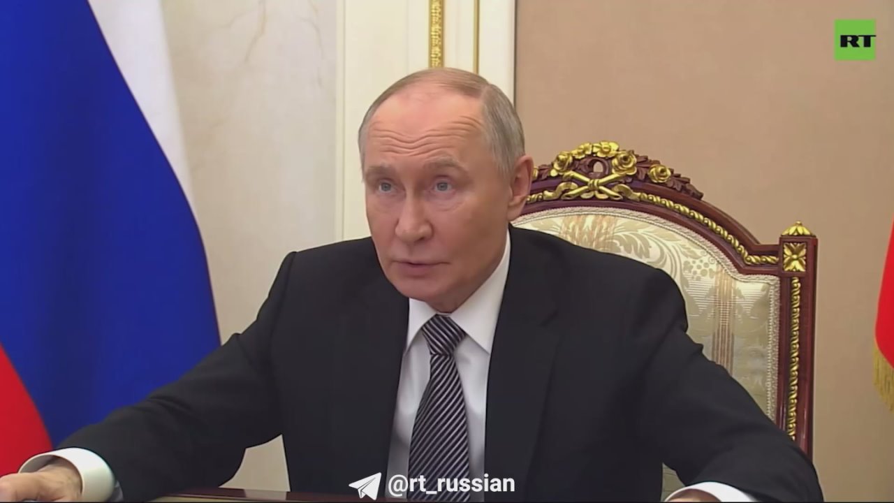 Путин заявил, что лично видит проблему с движением курьеров на электромопедах, когда выезжает «по-тихому без всяких кортежей»: