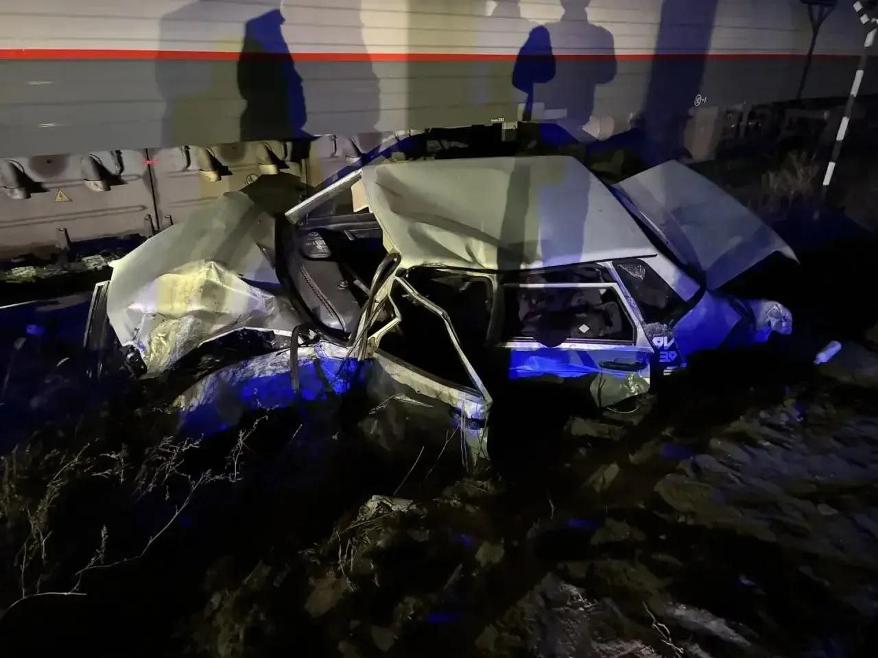 Машину "смяло" при столкновении с поездом, следовавшим из Адлера в Петербург