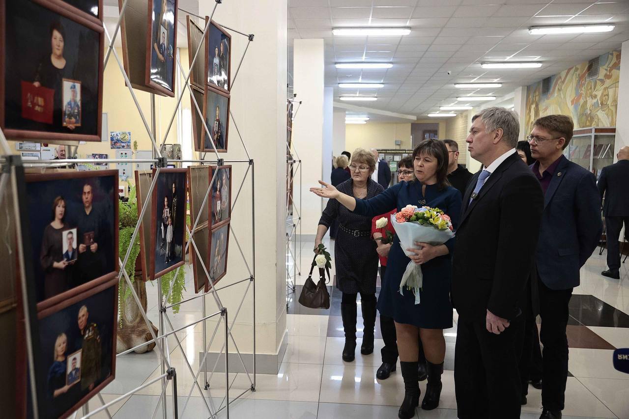 В Ульяновске открылась фотовыставка «Семьи Героев» — акция памяти, объединившая сердца В Ульяновске открылась фотовыставка «Семьи Героев» — акция памяти, объединившая сердца