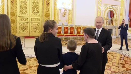 'Будь здоров' - мальчик Антон пожелал Путину не болеть