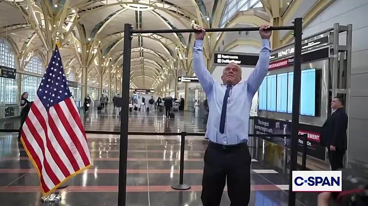 71-летний министр здравоохранения США Кеннеди-младший одолел в подтягиваниях 54-летнего главу минтранса и его дочку