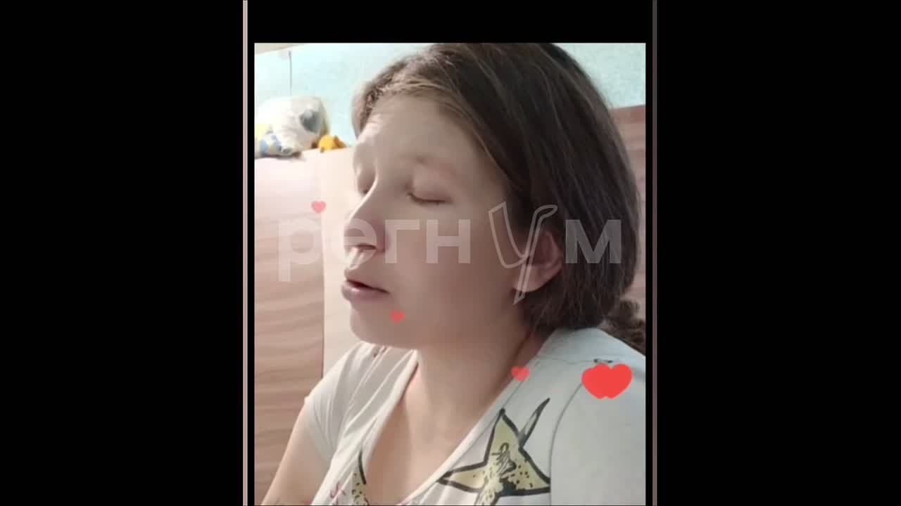 Марина Ахмедова: Зачем ты порвал? Отвечай мне! Зачем ты порвал? Я тебе в щас, баба е*! Порвалось само, говорит! Закрой е свой! Баба е! », — так разговаривала со своим сыном стримерша, попутно собирая донаты