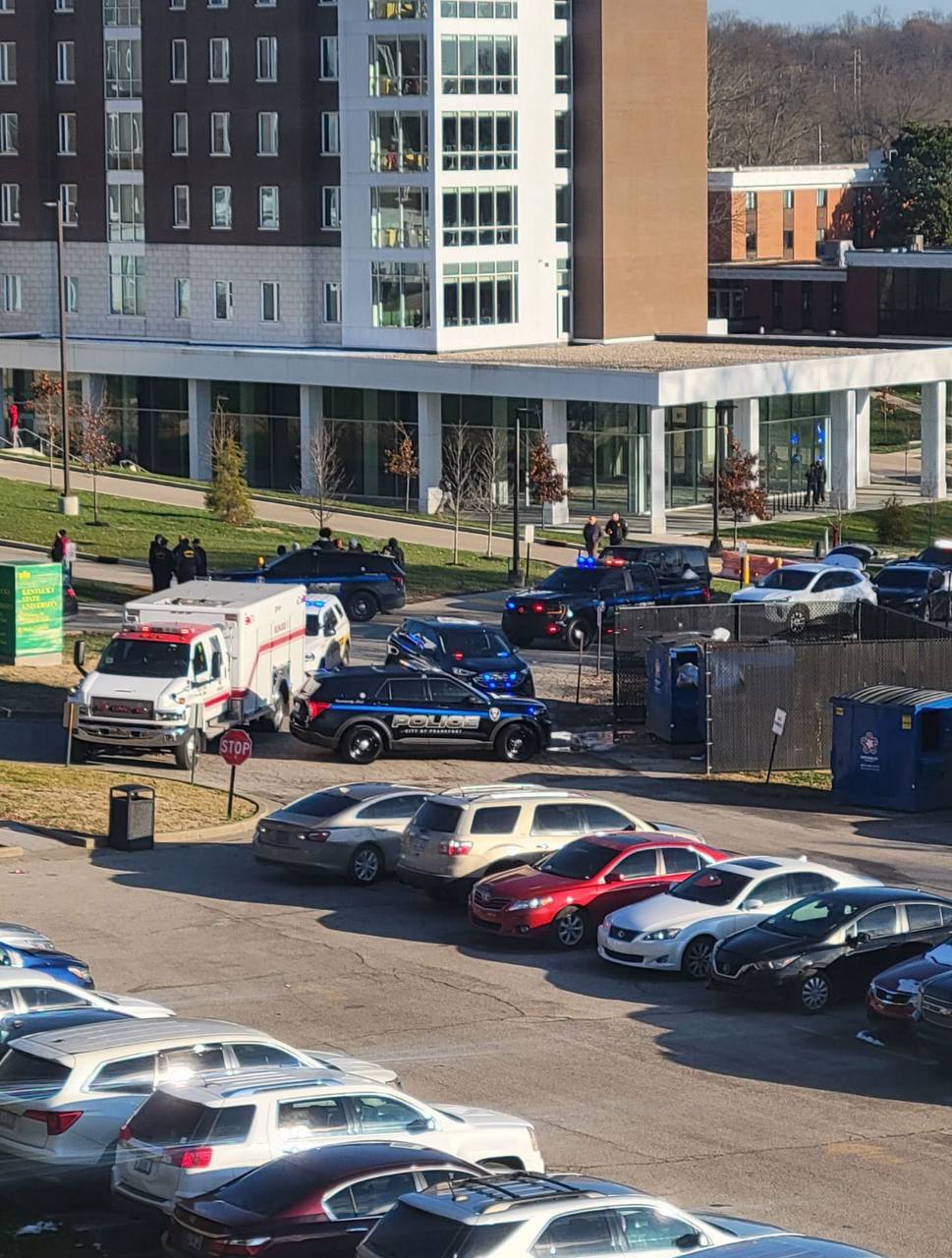 Вооружённый мужчина размахивал палкой возле автомобилей в американском штате Кентукки — прибывшие на место полицейские ликвидировали его