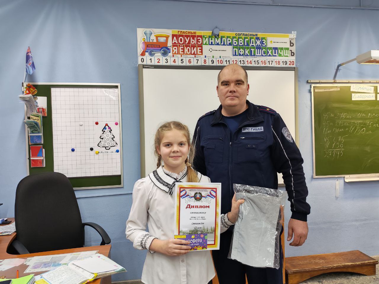 Сотрудники Госавтоинспекции города Твери поздравили победителей #ЧелленджЗасветись