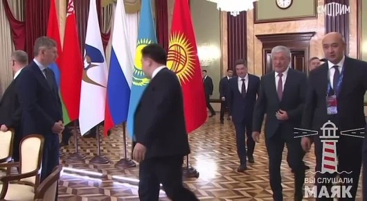 С Пашиняном на церемонии встречи никто обниматься не стал