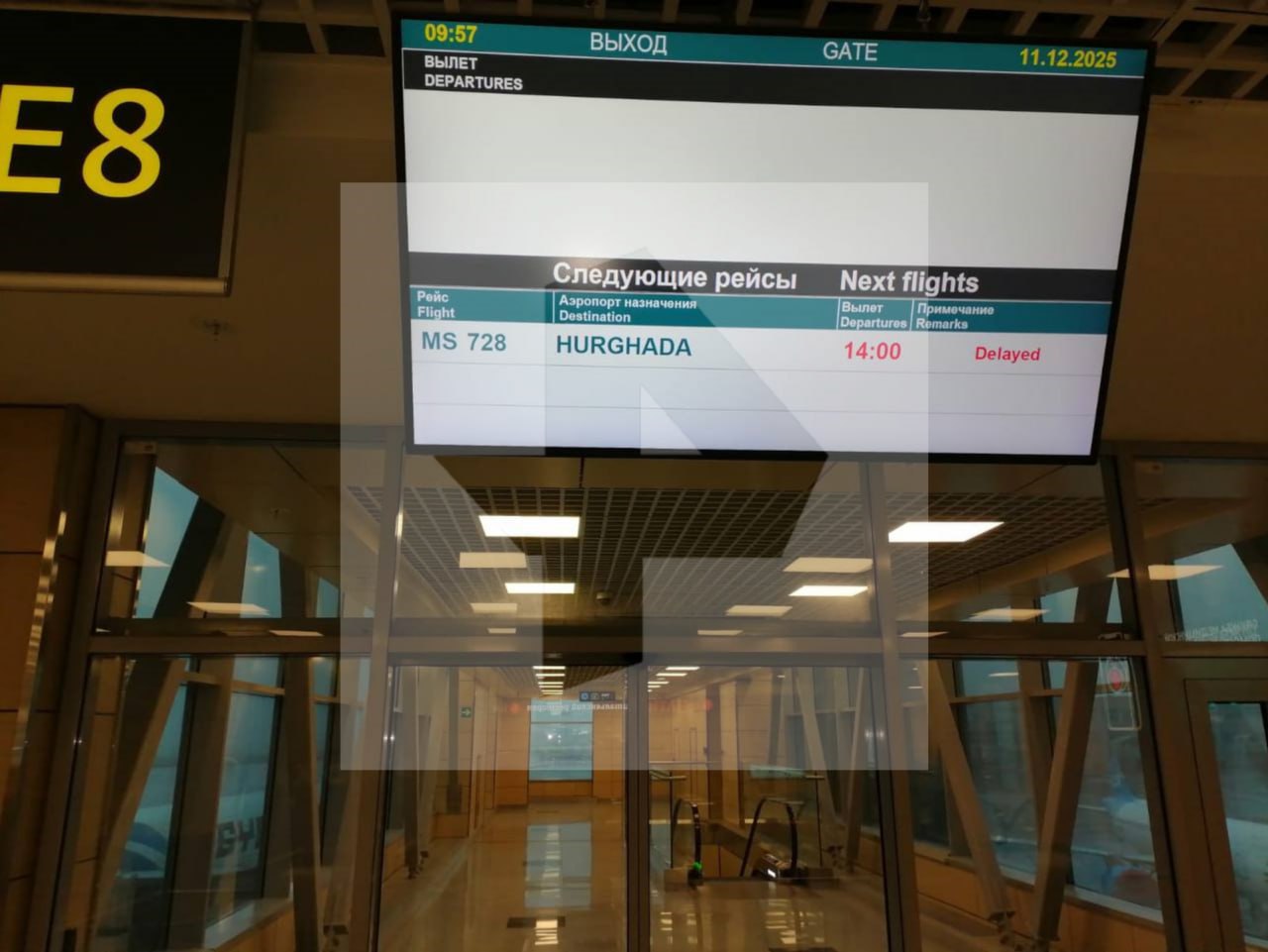 Около 300 пассажиров, среди которых десятки семей с детьми, уже 15 часов не могут вылететь из Москвы в Хургаду