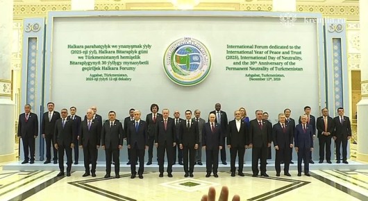 Перед личной встречей Путин и Эрдоган сфотографировались с участниками туркменского форума по нейтралитету