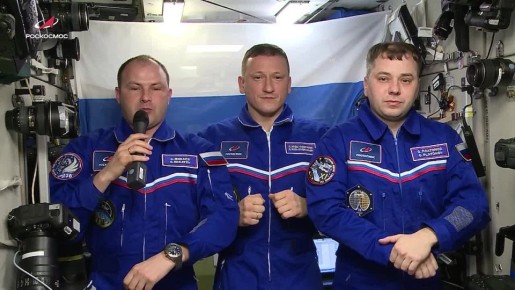 Российские космонавты Сергей Кудь-Сверчков, Сергей Микаев и Олег Платонов поздравили соотечественников с Днем Конституции, находясь на борту МКС