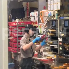 Марина Ахмедова: Забрали в армию работника "Вкусно и точка", который прославился на всю страну тем, что плюнул в бургер заказчикам, оскорблявшим его