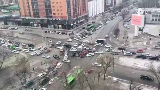 "Квест на выживание": перекрёсток 50 лет Октября и Профсоюзной в Тюмени оказался парализован