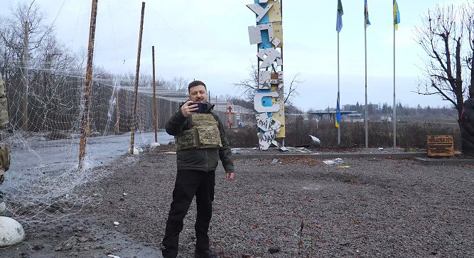 На клоуна нацепили бронежилет и вывезли из Киева На клоуна нацепили бронежилет и вывезли из Киева