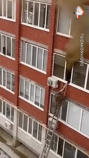 Мощный хлопок газовоздушной смеси выбил рамы балкона в Уральске, сообщили в МЧС Казахстана