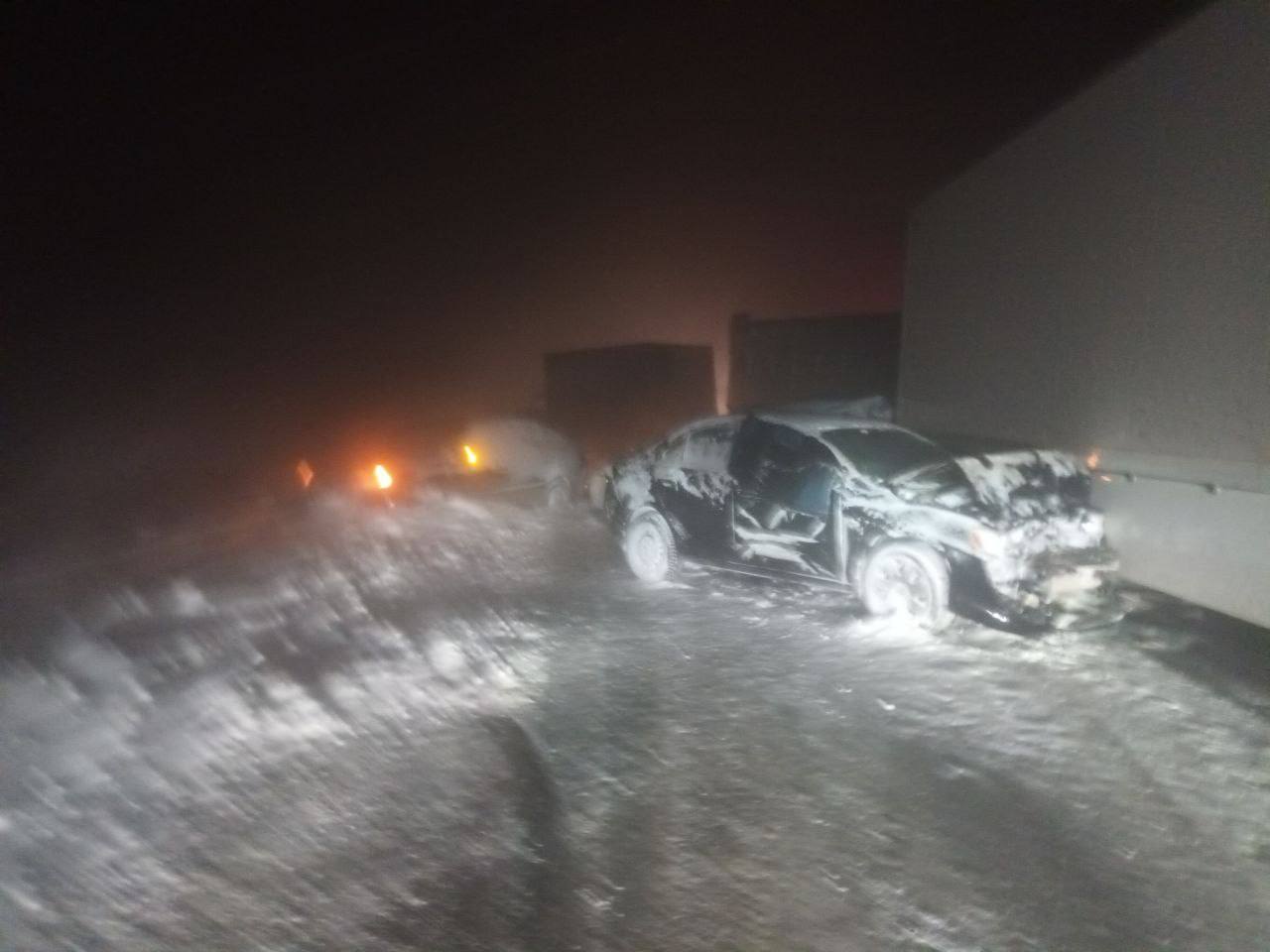 В Саратовской области из-за ДТП заблокирована трасса — застрявших на дороге людей пришлось эвакуировать в метель с помощью МЧС В Саратовской области из-за ДТП заблокирована трасса — застрявших на дороге людей пришлось эвакуировать в метель с помощью МЧС