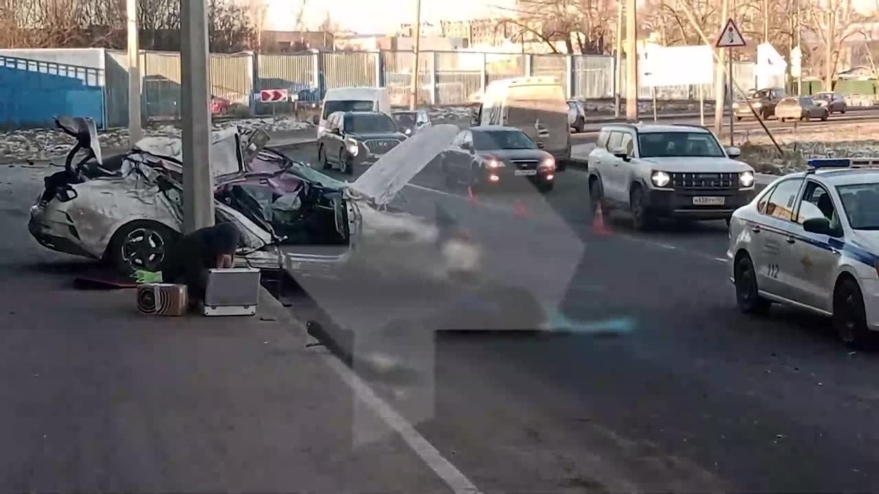 Машина влетела в столб на Полюстровском проспекте в Санкт-Петербурге