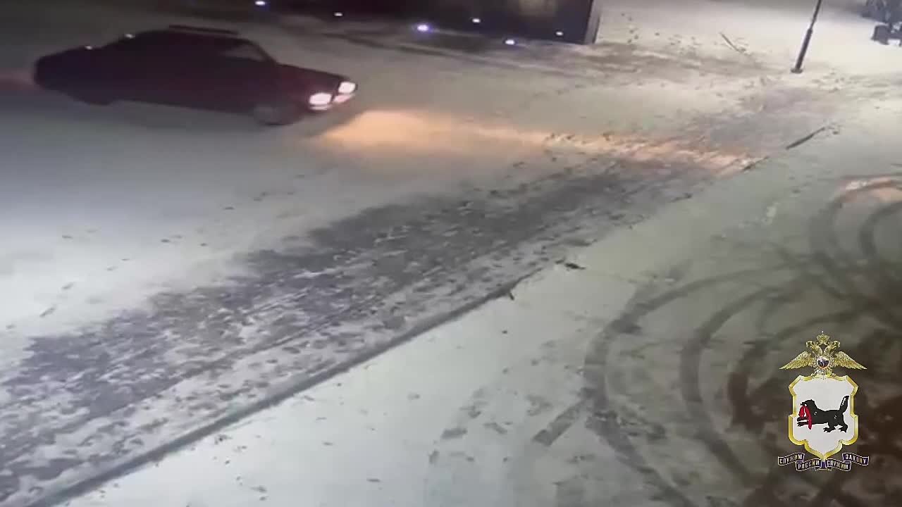 Юноша на "Жигулях" проехался по территории Мемориала Славы в городе Зима Иркутской области