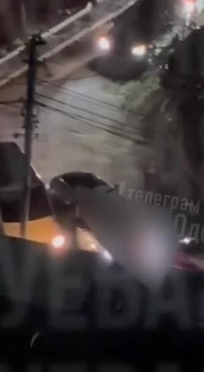 Сотрудники ТЦК пытались упаковать в автобус мужчину, залили из перцового баллончика тех, кто пытался ему помочь, устроили аварию, сбили человека и cкрылись