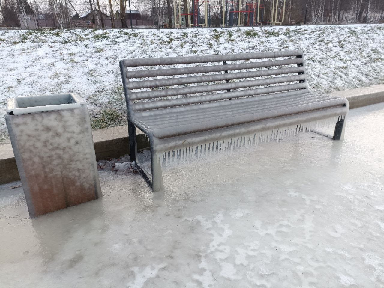 Брызги и мороз создали ледяную сказку на набережной в Калязине Брызги и мороз создали ледяную сказку на набережной в Калязине