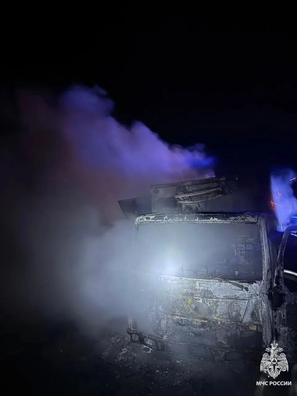 На дороге в Тверской области сгорел грузовой автомобиль