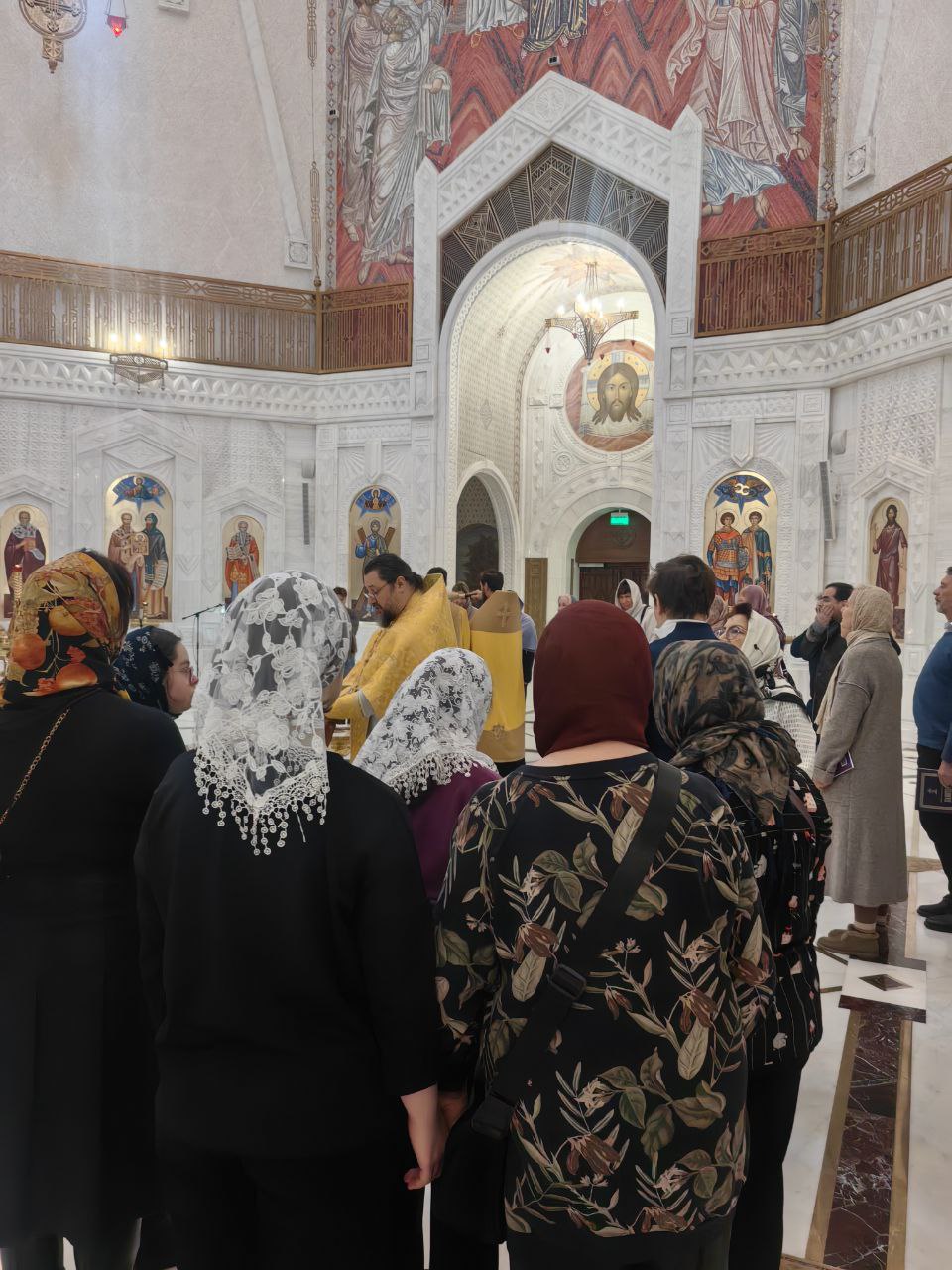 Анна Кузнецова: Однажды в храме, когда мы с Коленькой ждали исповеди, к нам подошла пожилая женщина: «Скажите, у вас сынок же с РАС? И у нас внучка, а мы вот переживаем, вдруг будет шуметь...» Мы разговорились, конечно, я... Анна Кузнецова: Однажды в храме, когда мы с Коленькой ждали исповеди, к нам подошла пожилая женщина: «Скажите, у вас сынок же с РАС? И у нас внучка, а мы вот переживаем, вдруг будет шуметь...» Мы разговорились, конечно, я...