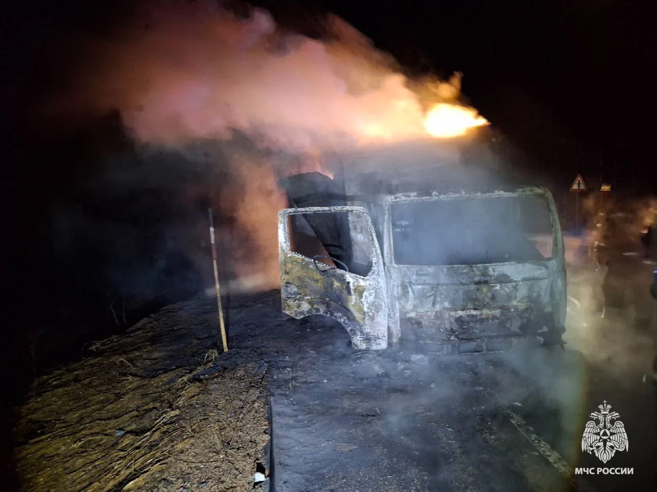 На дороге в Тверской области сгорел грузовой автомобиль На дороге в Тверской области сгорел грузовой автомобиль