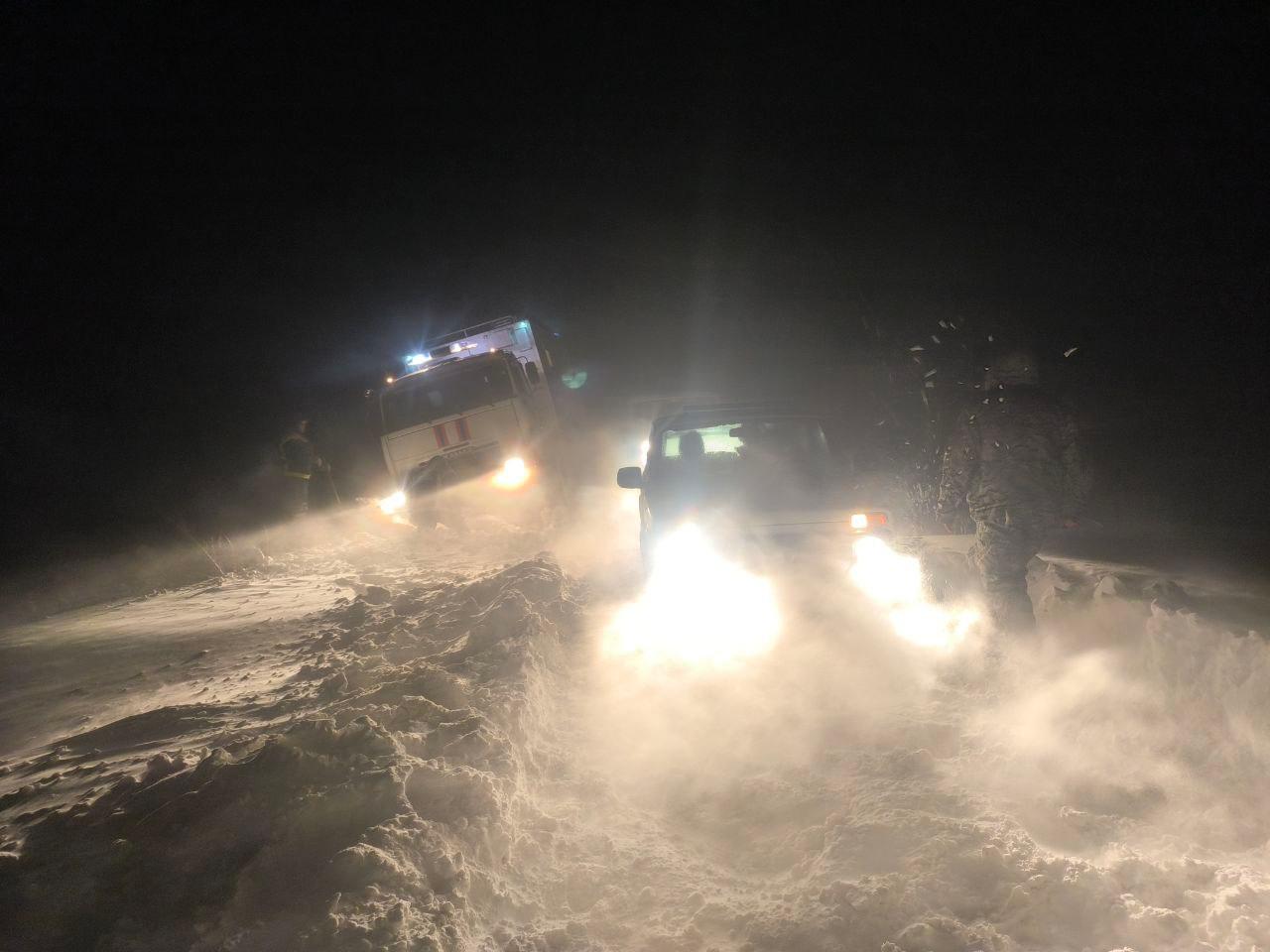 Эвакуировано 148 человек, в том числе 34 ребенка: экстренные службы продолжают работать, спасая людей, застрявших на дороге из-за непогоды в Саратовской области Эвакуировано 148 человек, в том числе 34 ребенка: экстренные службы продолжают работать, спасая людей, застрявших на дороге из-за непогоды в Саратовской области