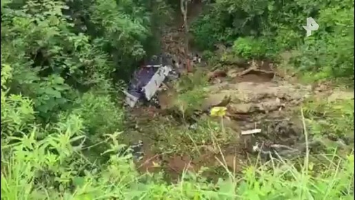 Искореженный школьный автобус среди валунов: 16 человек погибли и 20 пострадали после того как автобус сорвался со скалы в Колумбии