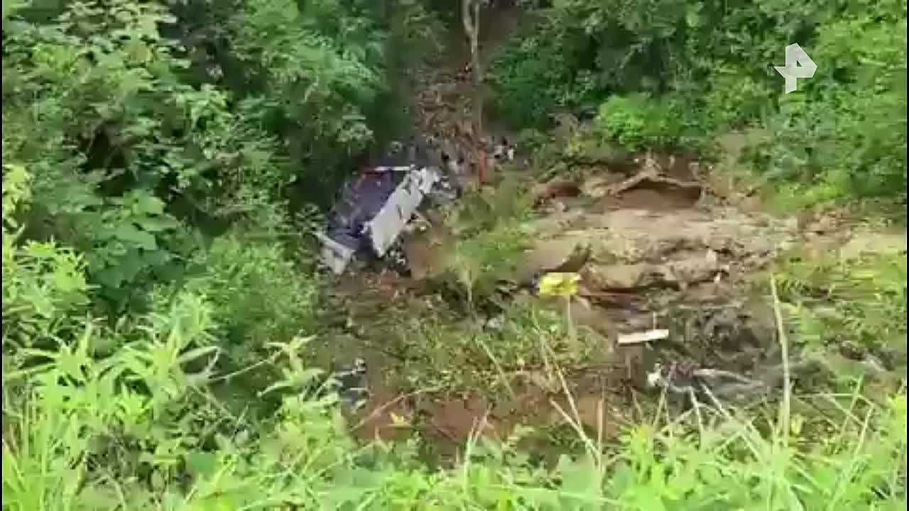 Искореженный школьный автобус среди валунов: 16 человек погибли и 20 пострадали после того как автобус сорвался со скалы в Колумбии