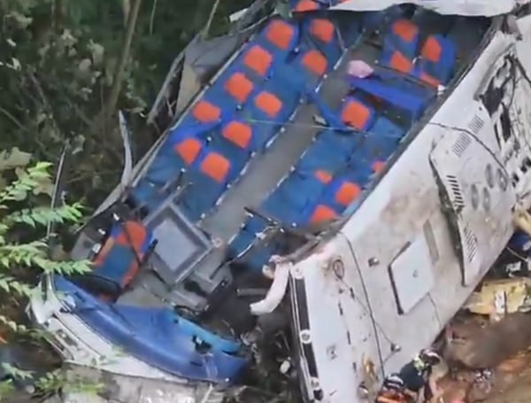 Искореженный школьный автобус среди валунов: 16 человек погибли и 20 пострадали после того как автобус сорвался со скалы в Колумбии Искореженный школьный автобус среди валунов: 16 человек погибли и 20 пострадали после того как автобус сорвался со скалы в Колумбии