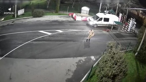 Украинец на мотоцикле пытаться прорваться в Румынию через КПП — летел на большой скорости, но его всё равно поймали и передали полиции