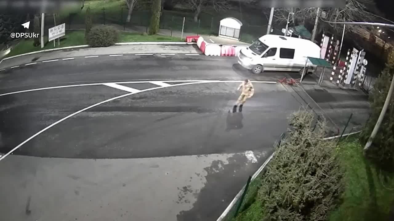 Украинец на мотоцикле пытаться прорваться в Румынию через КПП — летел на большой скорости, но его всё равно поймали и передали полиции