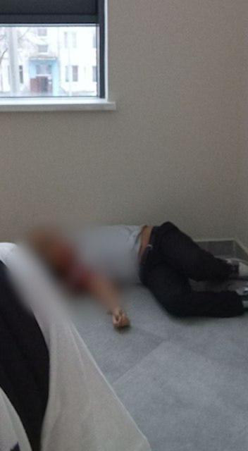 На кадрах из сети, предположительно, подросток, напавший с ножом на школьника и охранника в Одинцово На кадрах из сети, предположительно, подросток, напавший с ножом на школьника и охранника в Одинцово