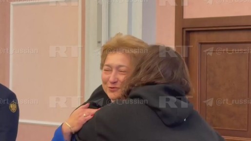 Полина Лурье обнимает адвоката после того, как Верховный суд оставил за ней право собственности на квартиру, которую она купила у Ларисы Долиной