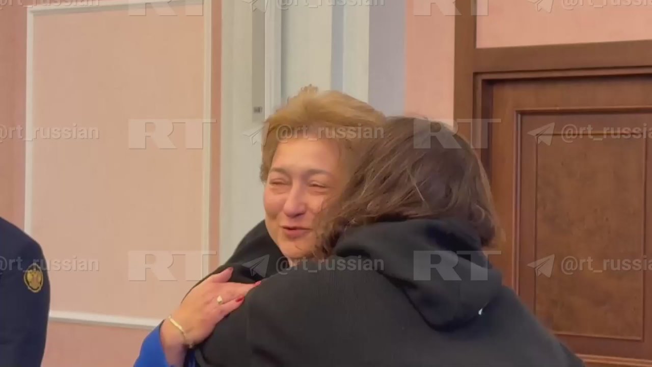 Полина Лурье обнимает адвоката после того, как Верховный суд оставил за ней право собственности на квартиру, которую она купила у Ларисы Долиной