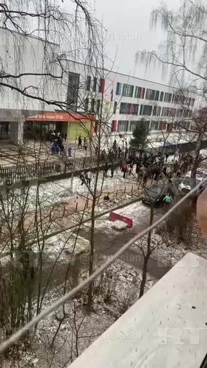 Кадры с территории подмосковной школы, где ученик с ножом напал на людей