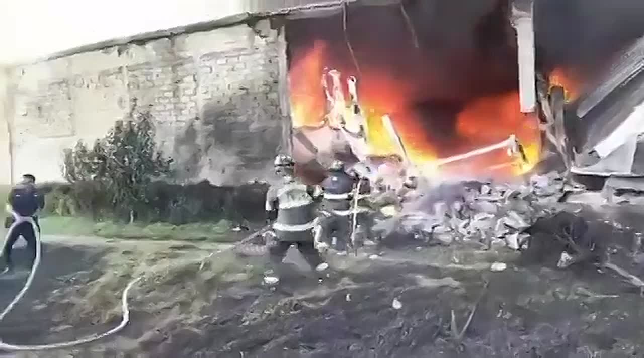 Десять человек погибли после крушения бизнес-джета на ангары в Мексике