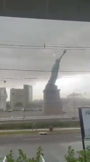 Копия Статуи Свободы рухнула из-за сильного ветра в Бразилии