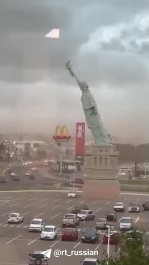 Копия Статуи Свободы рухнула в Бразилии