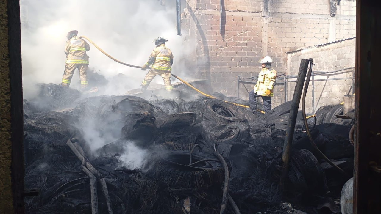 Десять человек погибли после крушения бизнес-джета на ангары в Мексике Десять человек погибли после крушения бизнес-джета на ангары в Мексике