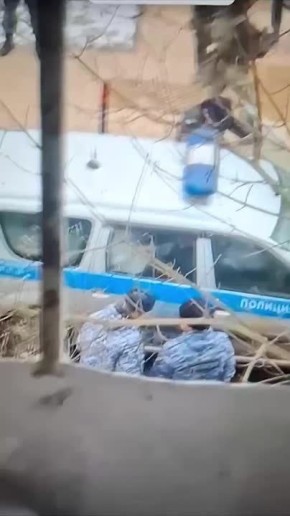 Подросток, напавший с ножом на школу в Одинцово, в машине полиции