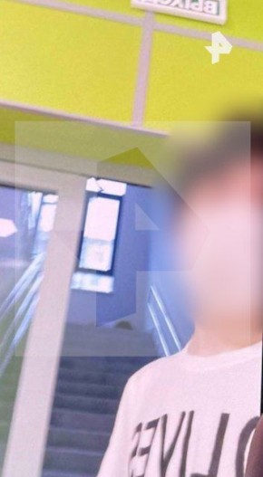 На кадрах, распространившихся в соцсетях, предварительно, напавший на учеников в школе в Одинцово