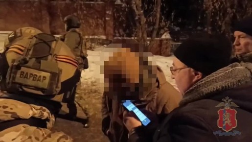 "Не дури, просто положи оружие, выйди на улицу": пьяный красноярец выгнал жену на мороз, выстрелил в сторону улицы и заперся дома с ребенком