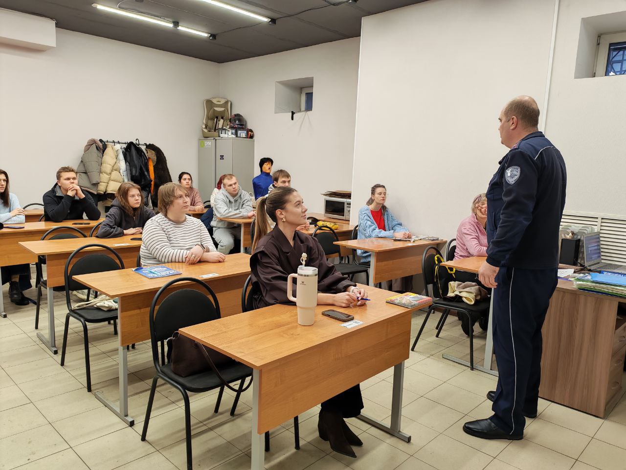 Тверские автоинспекторы провели беседу по Правилам дорожного движения с кандидатами в водители Тверские автоинспекторы провели беседу по Правилам дорожного движения с кандидатами в водители