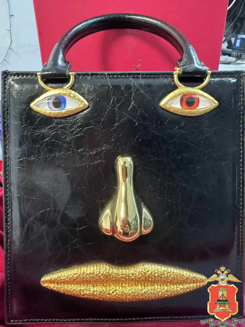 В Твери 18-летняя девушка «приделала ноги» сумочке с глазами и носом