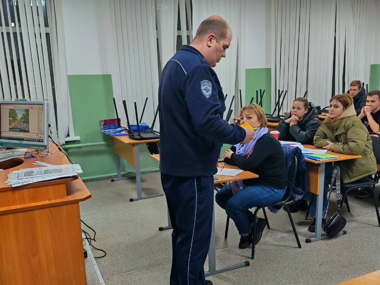 Тверские автоинспекторы провели беседу по Правилам дорожного движения с кандидатами в водители Тверские автоинспекторы провели беседу по Правилам дорожного движения с кандидатами в водители