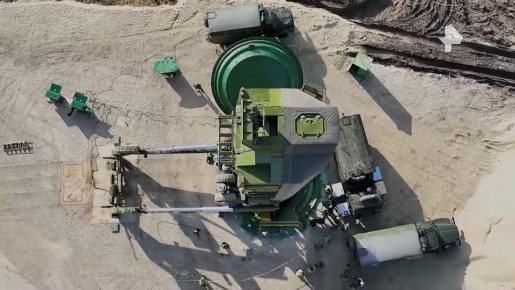 В преддверии Дня Ракетных войск стратегического назначения в Сибири загрузили в шахтные пусковые установки межконтинентальные ракеты "Ярс"