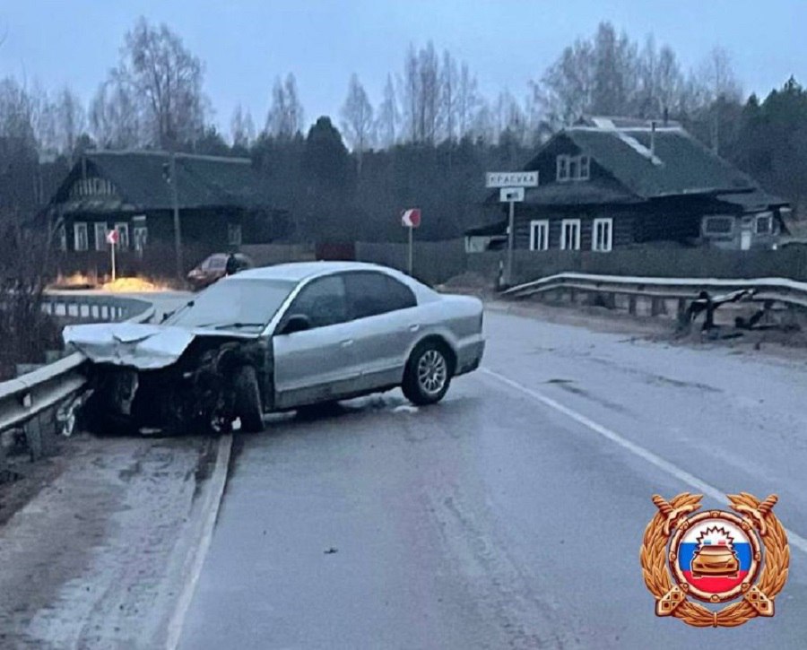 На дороге в Тверской области девушка-водитель протаранила отбойник