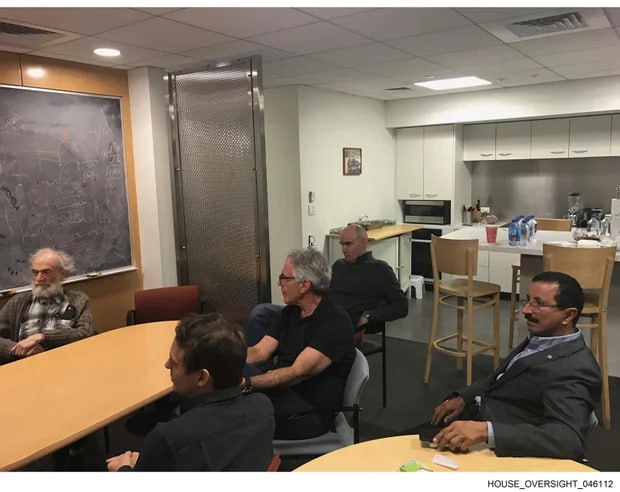 Билл Гейтс вновь оказался в рассекреченных материалах по делу Джеффри Эпштейна, передает CBS News Билл Гейтс вновь оказался в рассекреченных материалах по делу Джеффри Эпштейна, передает CBS News