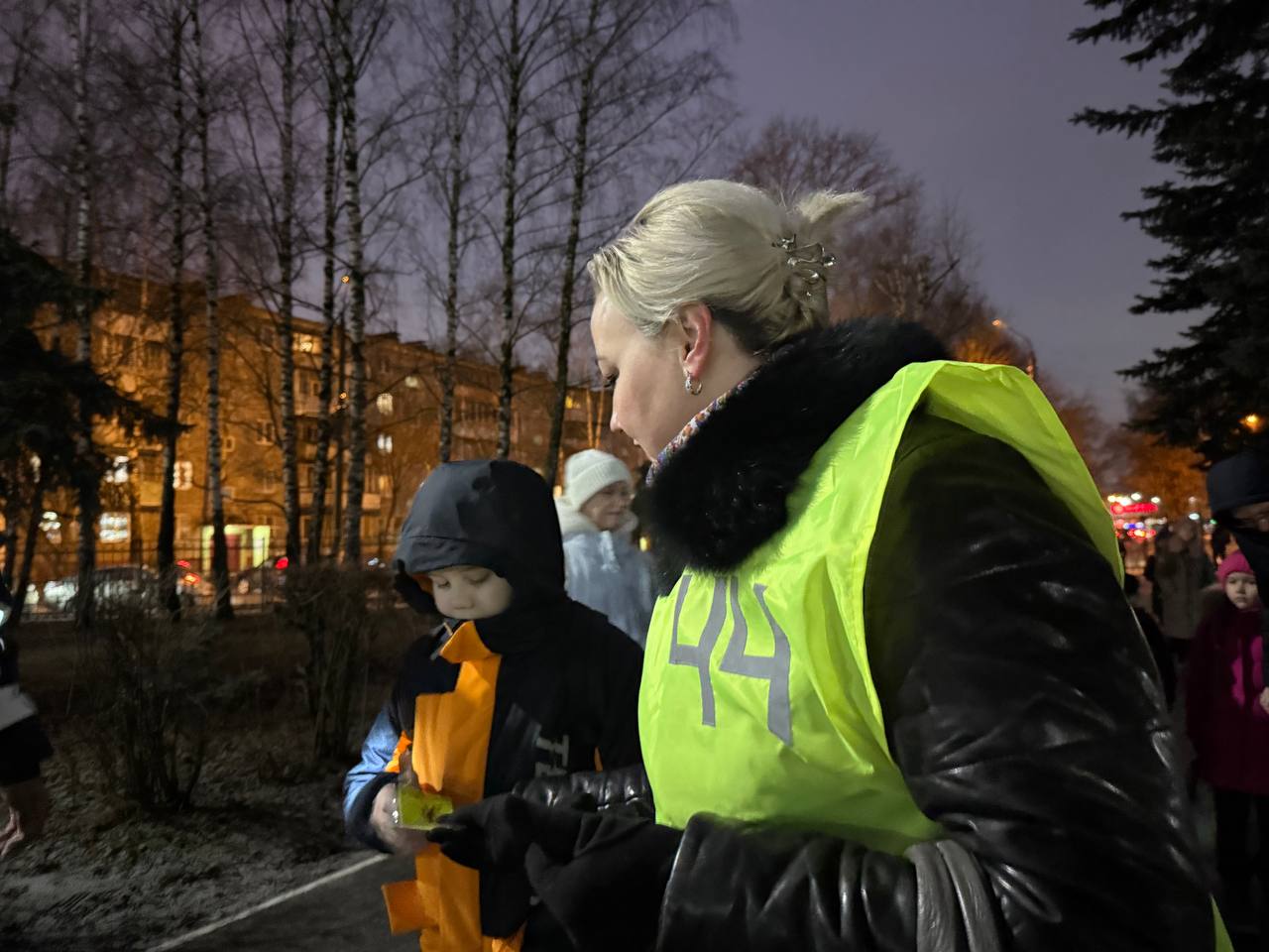 18 декабря 2025 года, в рамках профилактического мероприятия «Безопасные каникулы», на территории Гимназии N44 г. Твери сотрудники Госавтоинспекции совместно с представителями родительского патруля проверили наличие... 18 декабря 2025 года, в рамках профилактического мероприятия «Безопасные каникулы», на территории Гимназии N44 г. Твери сотрудники Госавтоинспекции совместно с представителями родительского патруля проверили наличие...