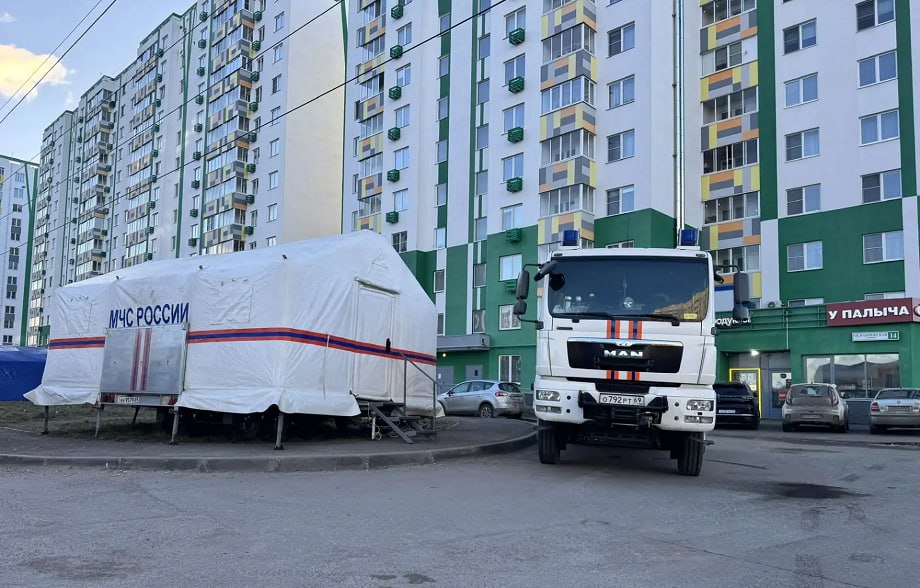 В Твери круглосуточно идет ремонт пострадавшего от БПЛА дома